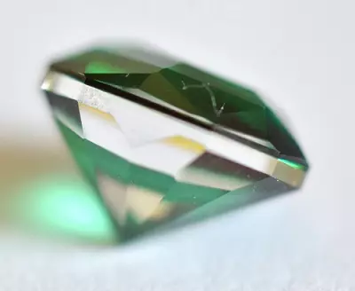 Hoe te onderscheiden van natuurlijke smaragd van kunstmatig? Hoe de authenticiteit van steen thuis te bepalen? 3291_20