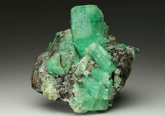 Hvordan skille naturlig smaragd fra kunstig? Hvordan bestemme ektheten av stein hjemme? 3291_23