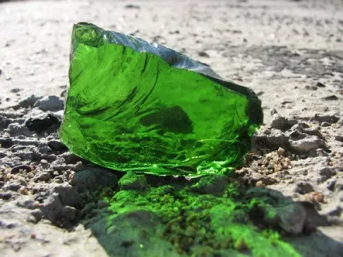 Hoe om natuurlike Emerald onderskei van kunsmatige? Hoe om die egtheid van klip by die huis te bepaal? 3291_24