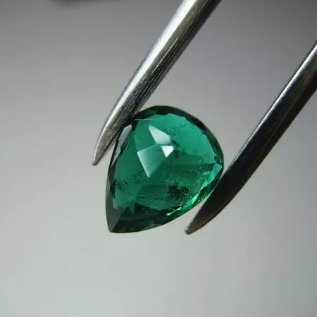 Come distinguere lo smeraldo naturale da artificiale? Come determinare l'autenticità della pietra a casa? 3291_3