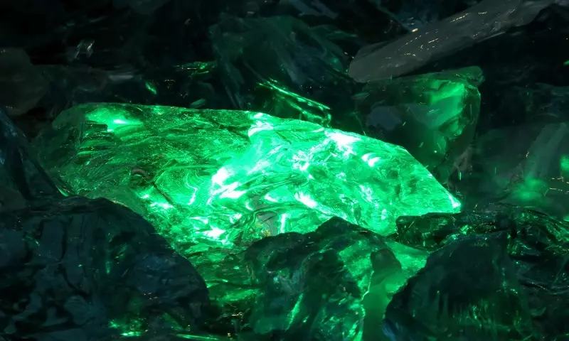 Hoe om natuurlike Emerald onderskei van kunsmatige? Hoe om die egtheid van klip by die huis te bepaal? 3291_4