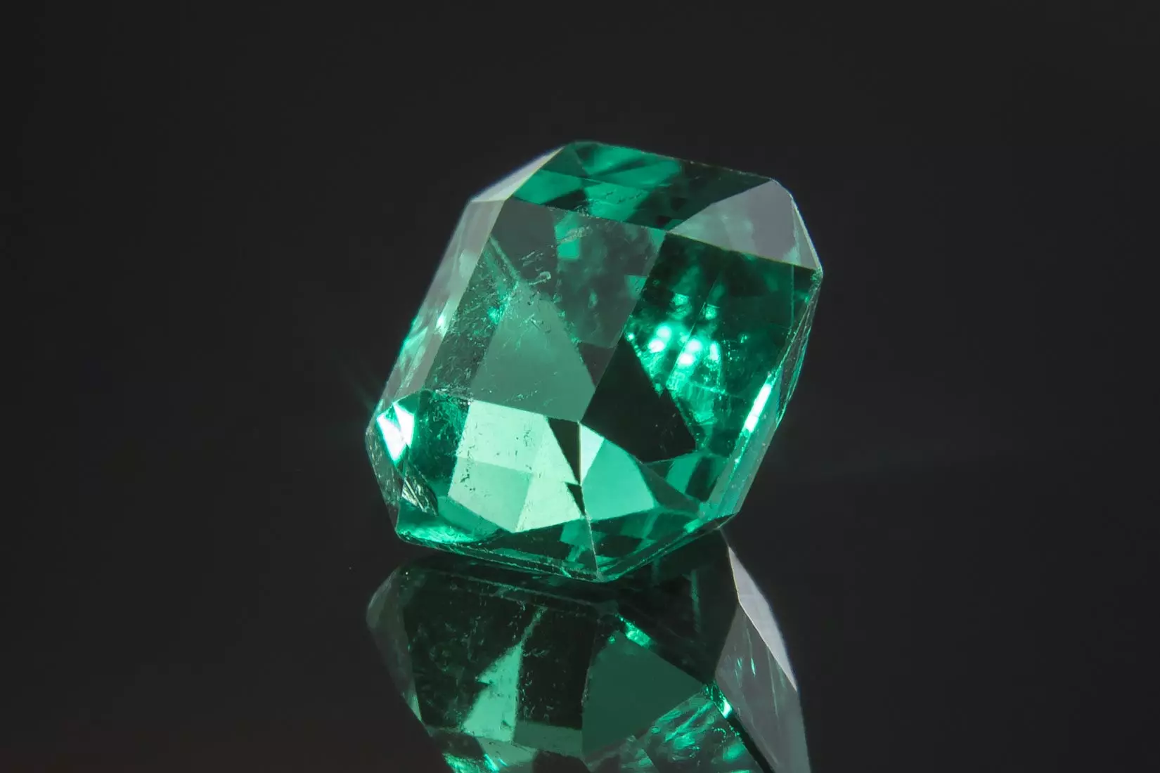 Hoe te onderscheiden van natuurlijke smaragd van kunstmatig? Hoe de authenticiteit van steen thuis te bepalen? 3291_6