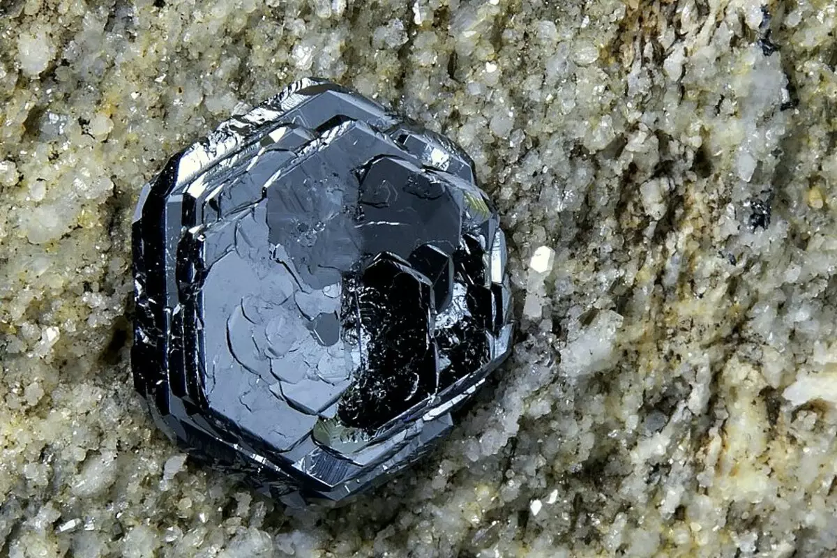 Hematita (47 slike): Healing i magične osobine kamena. Mineralna vrijednost, boja i aplikacija. Kako razlikovati prirodni kamen od lažnog? Kako on izgleda kao i ono kamenje u kombinaciji? 3293_2