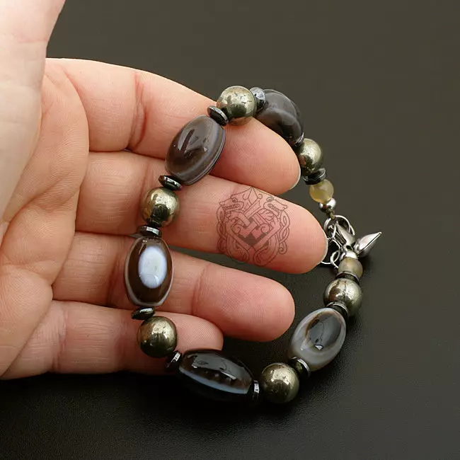 hematite (ဓာတ်ပုံ 47 ဓာတ်ပုံများ) - ကျောက်တုံး၏အနာရောဂါပျောက်ကင်းခြင်းနှင့်မှော်ဂုဏ်သတ္တိများ။ ဓာတ်သတ္တုတန်ဖိုး, အရောင်များနှင့်လျှောက်လွှာ။ သဘာဝကျောက်တုံးကိုအတုမှခွဲခြားသတ်မှတ်နည်း။ သူဘယ်လိုပုံမျိုးလဲ, ဘယ်ကျောက်ခဲတွေပေါင်းစပ်ထားသလဲ။ 3293_40