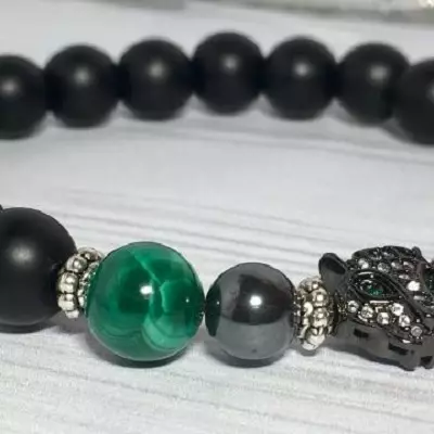 hematite (រូបថត 47): ការព្យាបាលនិងលក្ខណៈសម្បត្តិវេទមន្តនៃថ្ម។ តម្លៃរ៉ែពណ៌និងកម្មវិធី។ តើធ្វើដូចម្តេចដើម្បីសម្គាល់ថ្មធម្មជាតិពីក្លែងក្លាយ? តើគាត់មើលទៅដូចអ្វីហើយថ្មអ្វីដែលត្រូវបានបញ្ចូលគ្នា? 3293_43