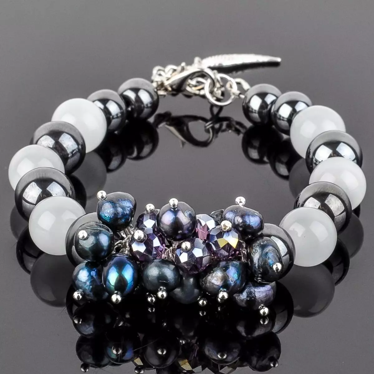 hematite (ဓာတ်ပုံ 47 ဓာတ်ပုံများ) - ကျောက်တုံး၏အနာရောဂါပျောက်ကင်းခြင်းနှင့်မှော်ဂုဏ်သတ္တိများ။ ဓာတ်သတ္တုတန်ဖိုး, အရောင်များနှင့်လျှောက်လွှာ။ သဘာဝကျောက်တုံးကိုအတုမှခွဲခြားသတ်မှတ်နည်း။ သူဘယ်လိုပုံမျိုးလဲ, ဘယ်ကျောက်ခဲတွေပေါင်းစပ်ထားသလဲ။ 3293_44