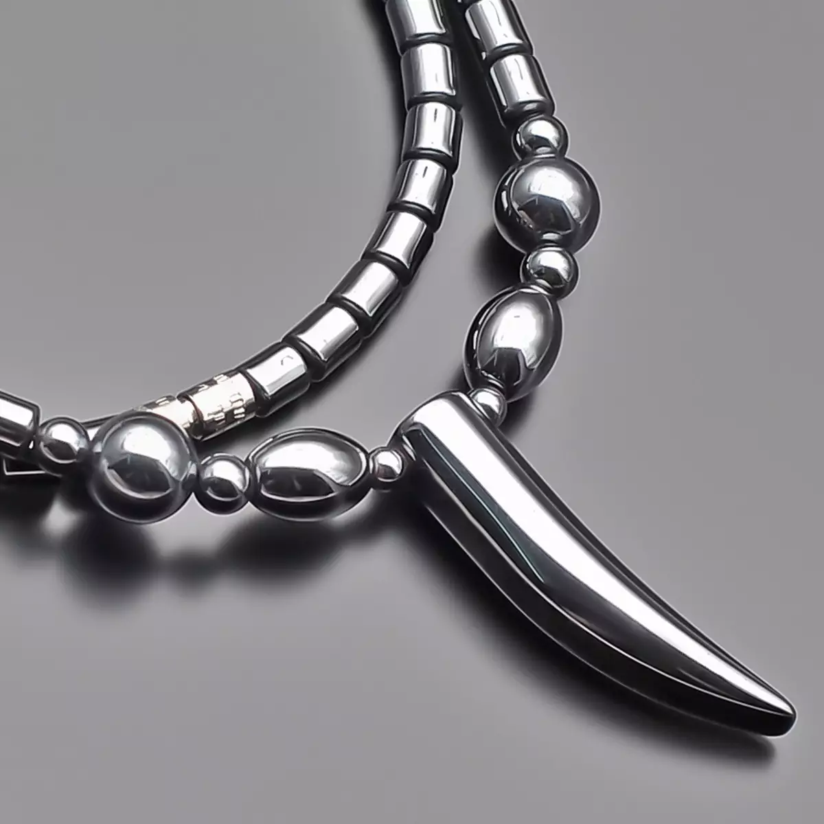 hematite (ဓာတ်ပုံ 47 ဓာတ်ပုံများ) - ကျောက်တုံး၏အနာရောဂါပျောက်ကင်းခြင်းနှင့်မှော်ဂုဏ်သတ္တိများ။ ဓာတ်သတ္တုတန်ဖိုး, အရောင်များနှင့်လျှောက်လွှာ။ သဘာဝကျောက်တုံးကိုအတုမှခွဲခြားသတ်မှတ်နည်း။ သူဘယ်လိုပုံမျိုးလဲ, ဘယ်ကျောက်ခဲတွေပေါင်းစပ်ထားသလဲ။ 3293_45