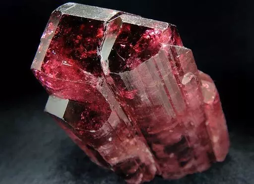 Rubellit (33 fotiek): Čo to je a čo to vyzerá? Kamenná hodnota Pink Tourmaline, Magic a terapeutické vlastnosti Ural Sibír 3294_10