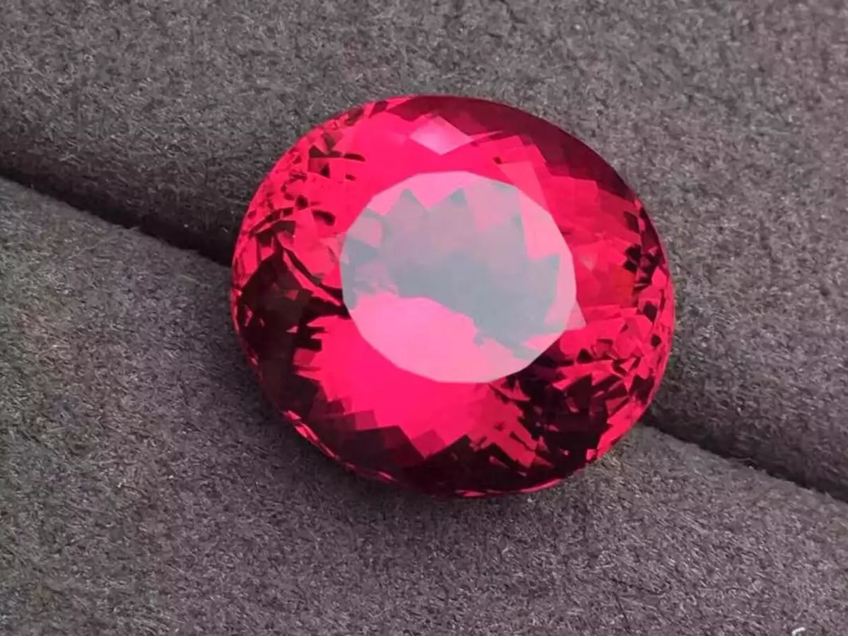 Rubellit (33 fotiek): Čo to je a čo to vyzerá? Kamenná hodnota Pink Tourmaline, Magic a terapeutické vlastnosti Ural Sibír 3294_14