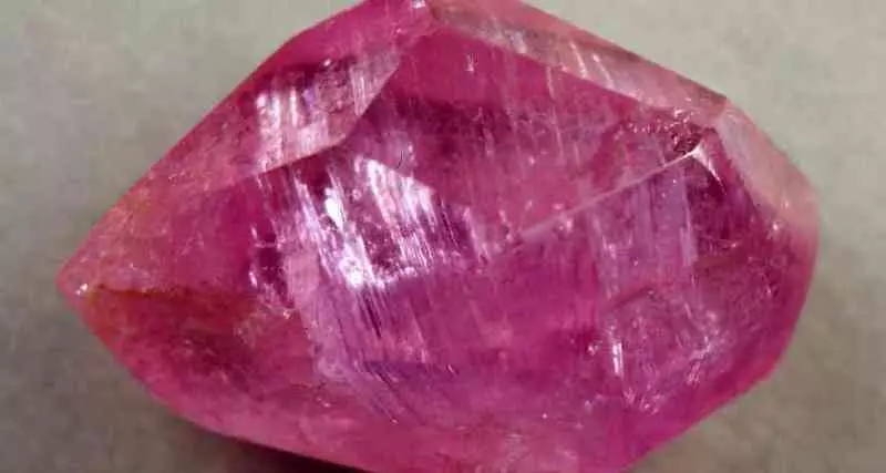 Rubellit (33 fotiek): Čo to je a čo to vyzerá? Kamenná hodnota Pink Tourmaline, Magic a terapeutické vlastnosti Ural Sibír 3294_15