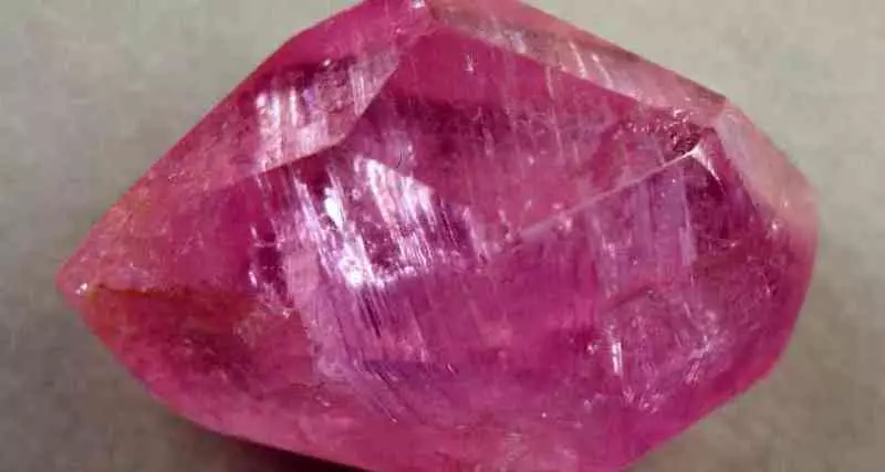 Rubellit (33 fotos): O que é e como é? Valor de pedra Turmalina rosa, magia e propriedades terapêuticas do Ural Siberian 3294_15