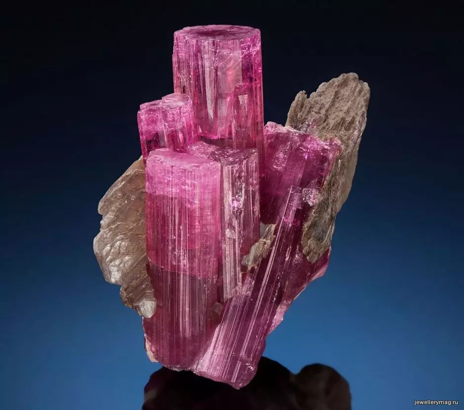Rubellit (33 fotiek): Čo to je a čo to vyzerá? Kamenná hodnota Pink Tourmaline, Magic a terapeutické vlastnosti Ural Sibír 3294_16