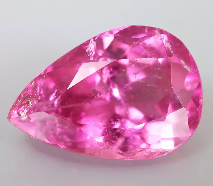 Rubellit (33 fotiek): Čo to je a čo to vyzerá? Kamenná hodnota Pink Tourmaline, Magic a terapeutické vlastnosti Ural Sibír 3294_18