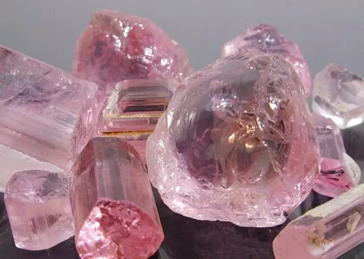 Rubellit (33 fotiek): Čo to je a čo to vyzerá? Kamenná hodnota Pink Tourmaline, Magic a terapeutické vlastnosti Ural Sibír 3294_28