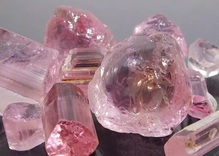 Rubellit (33 fotos): O que é e como é? Valor de pedra Turmalina rosa, magia e propriedades terapêuticas do Ural Siberian 3294_28