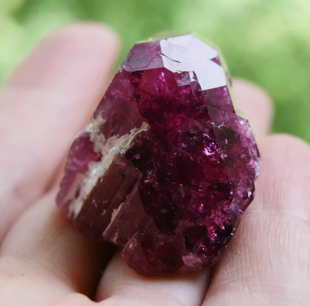 Rubellit (33 fotos): O que é e como é? Valor de pedra Turmalina rosa, magia e propriedades terapêuticas do Ural Siberian 3294_32