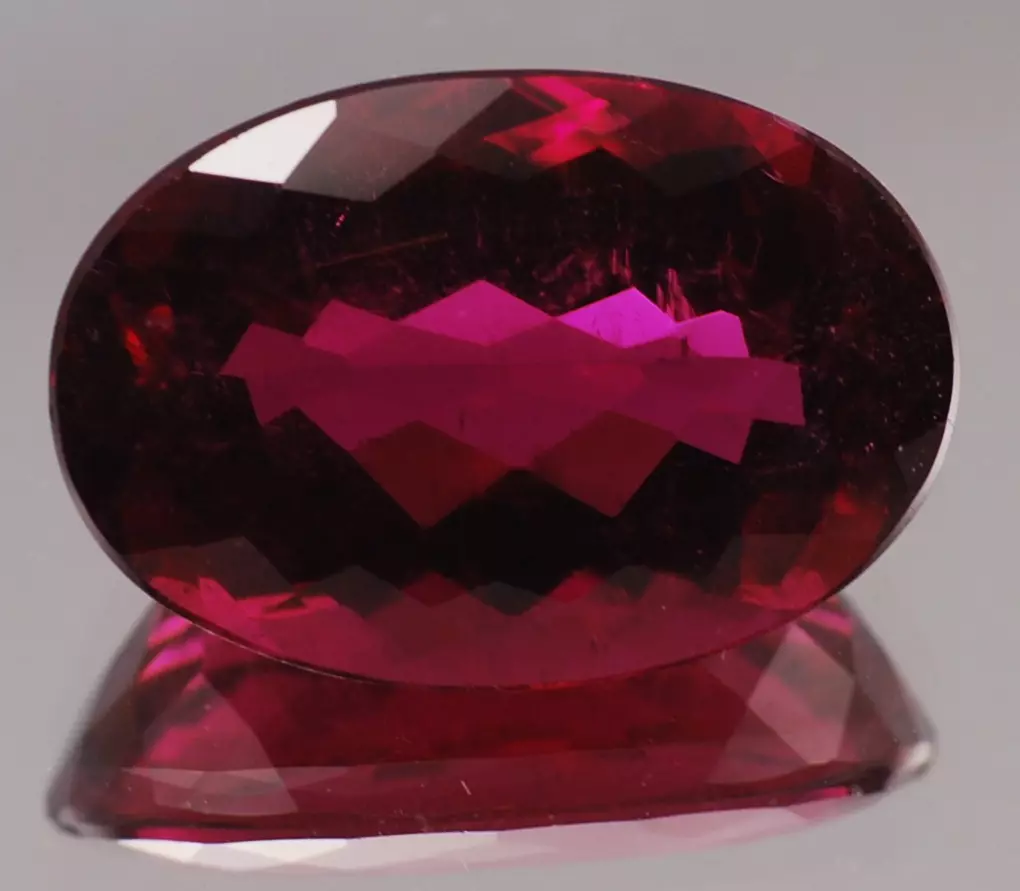 Rubellit (33 fotiek): Čo to je a čo to vyzerá? Kamenná hodnota Pink Tourmaline, Magic a terapeutické vlastnosti Ural Sibír 3294_5