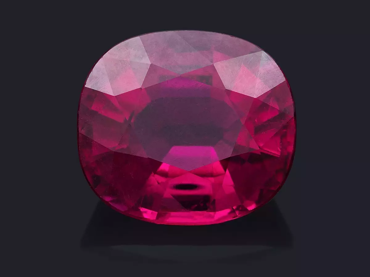 Rubellit (33 fotiek): Čo to je a čo to vyzerá? Kamenná hodnota Pink Tourmaline, Magic a terapeutické vlastnosti Ural Sibír 3294_6
