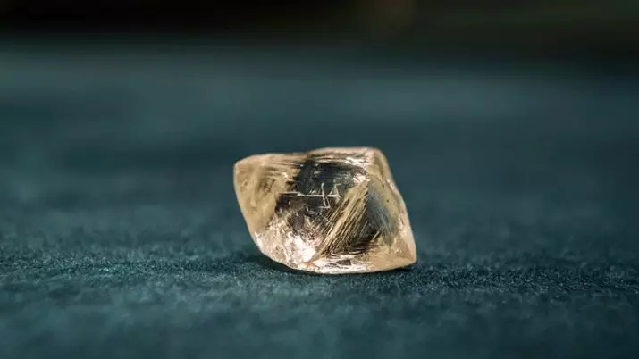 Σκουλαρίκια διαμαντιών (147 φωτογραφίες): Πώς να επιλέξετε χρυσά σκελίδες με ζαφείρια, πώς να καθαρίσετε αντικείμενα με σμαράγδια 3301_100