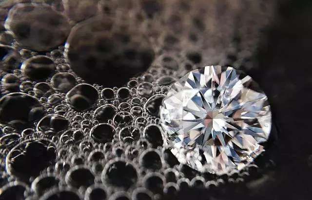 Diamant øredobber (147 bilder): Hvordan velge gullfler med safirer, hvordan å rengjøre elementer med smaragder 3301_140