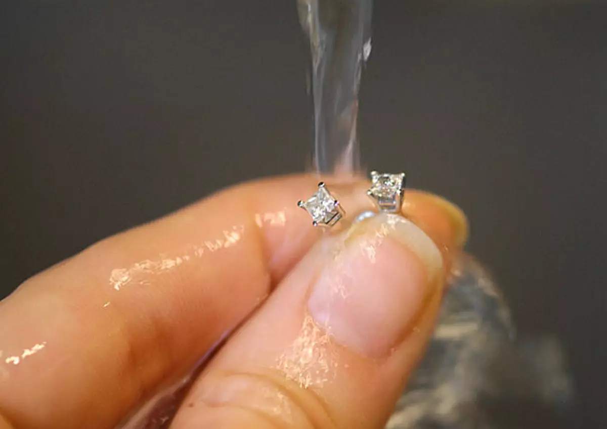 Dijamantna naušnica (147 fotografija): Kako odabrati zlatne klinčice sa sapphirama, kako čistiti predmete s smaragdima 3301_141