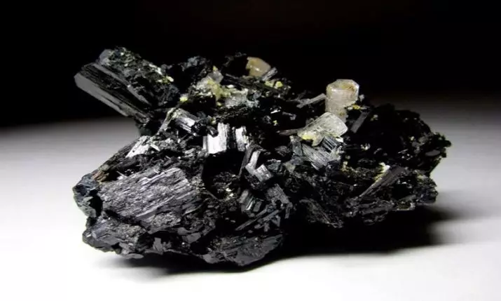Musta kranaatit (22 kuvaa): kiven maagiset ominaisuudet ja mineraalien väri Melanit ja Andraft 3304_12