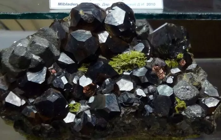 Musta kranaatit (22 kuvaa): kiven maagiset ominaisuudet ja mineraalien väri Melanit ja Andraft 3304_17