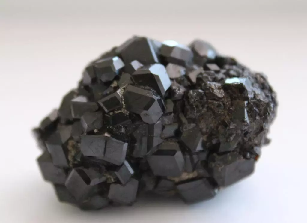 Musta kranaatit (22 kuvaa): kiven maagiset ominaisuudet ja mineraalien väri Melanit ja Andraft 3304_2