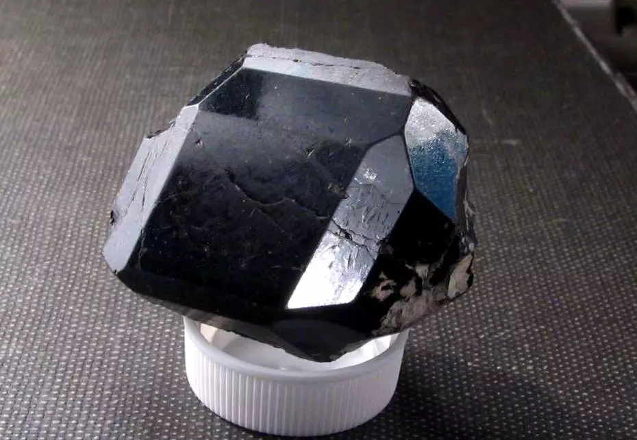 黒手榴弾（22枚の写真）：石の魔法の特性と鉱物の色の色 3304_3