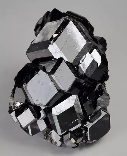 黑色手榴弹（22张照片）：石头的魔法属性和矿物质的颜色黑色和羊羔 3304_4