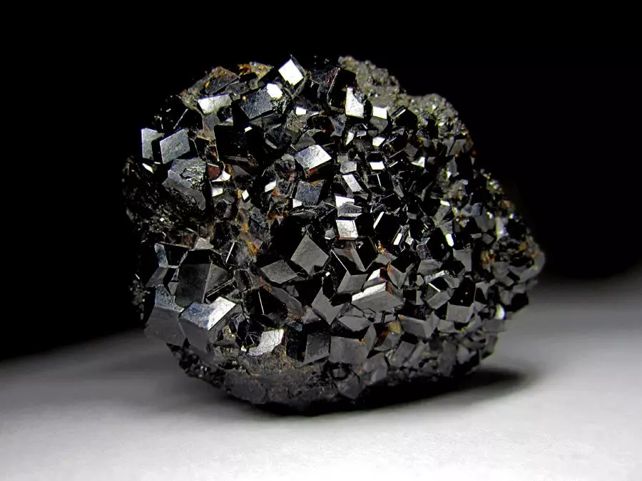 Musta kranaatit (22 kuvaa): kiven maagiset ominaisuudet ja mineraalien väri Melanit ja Andraft 3304_5