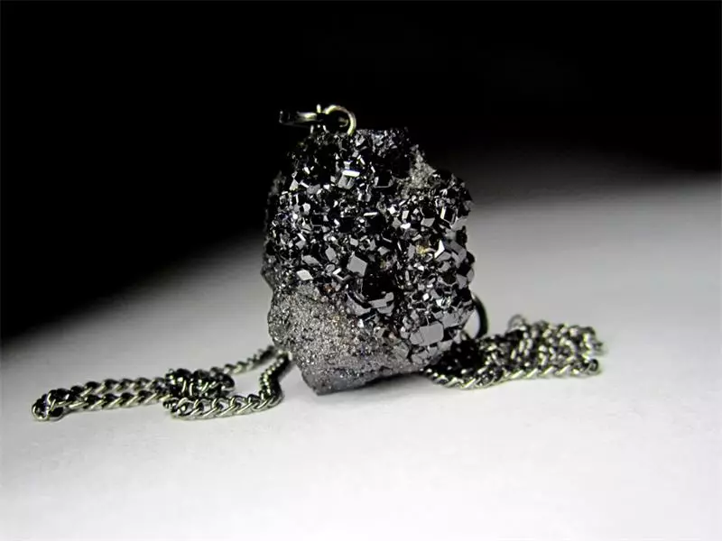 黑色手榴弹（22张照片）：石头的魔法属性和矿物质的颜色黑色和羊羔 3304_8