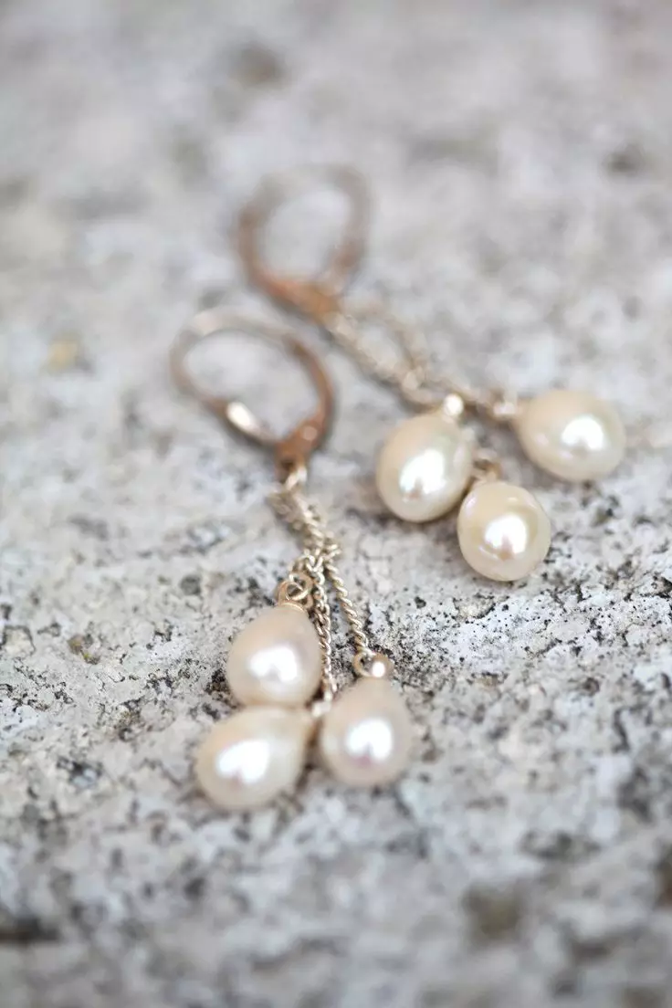 珍珠耳环（81张照片）：金色和银色耳环，黑珍珠，长而短的按钮和康乃馨，珠宝 3305_16