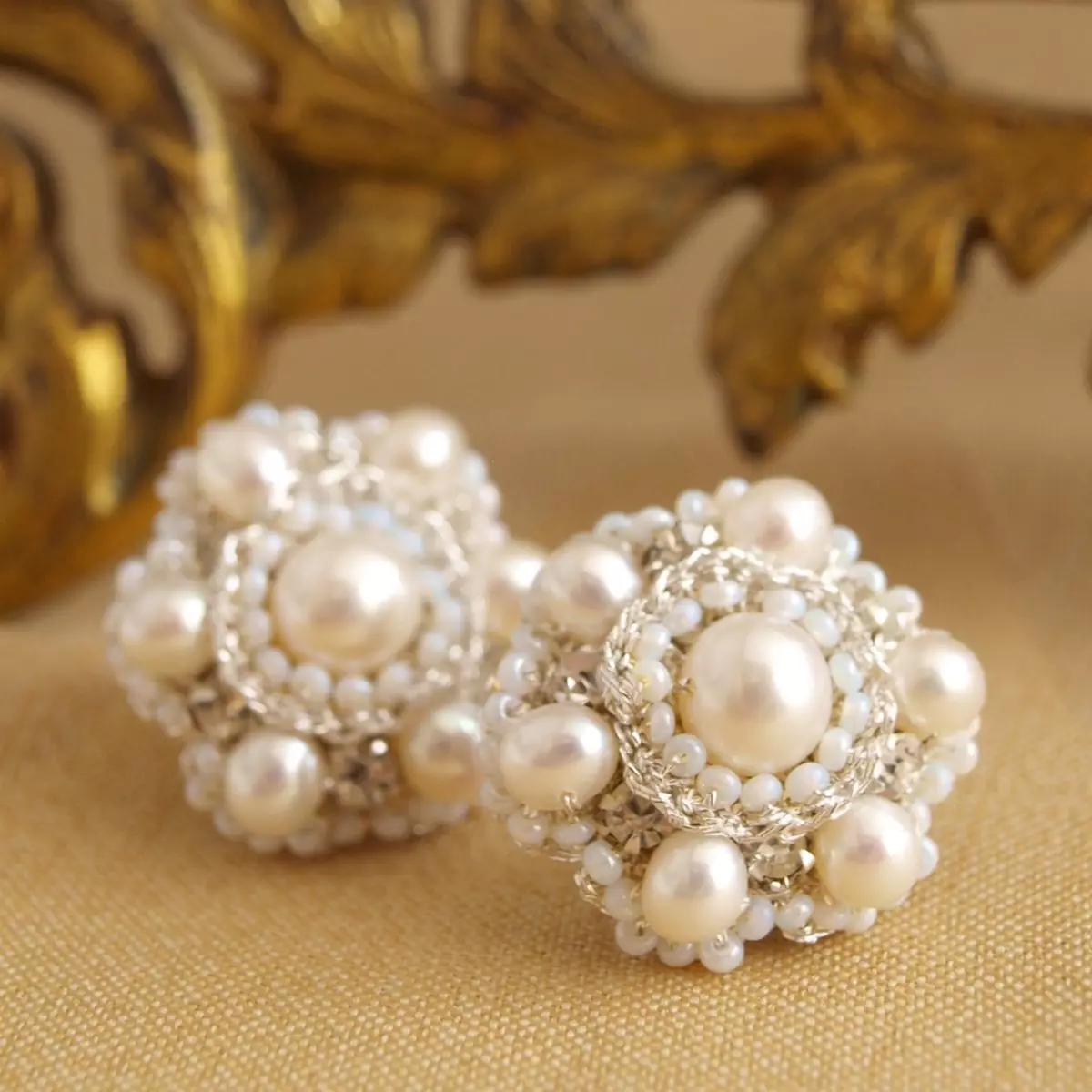 珍珠耳环（81张照片）：金色和银色耳环，黑珍珠，长而短的按钮和康乃馨，珠宝 3305_17