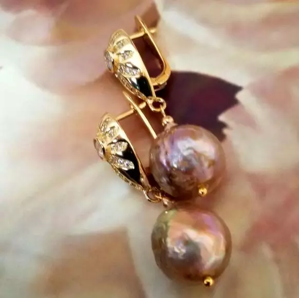珍珠耳环（81张照片）：金色和银色耳环，黑珍珠，长而短的按钮和康乃馨，珠宝 3305_18
