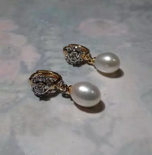 珍珠耳环（81张照片）：金色和银色耳环，黑珍珠，长而短的按钮和康乃馨，珠宝 3305_33