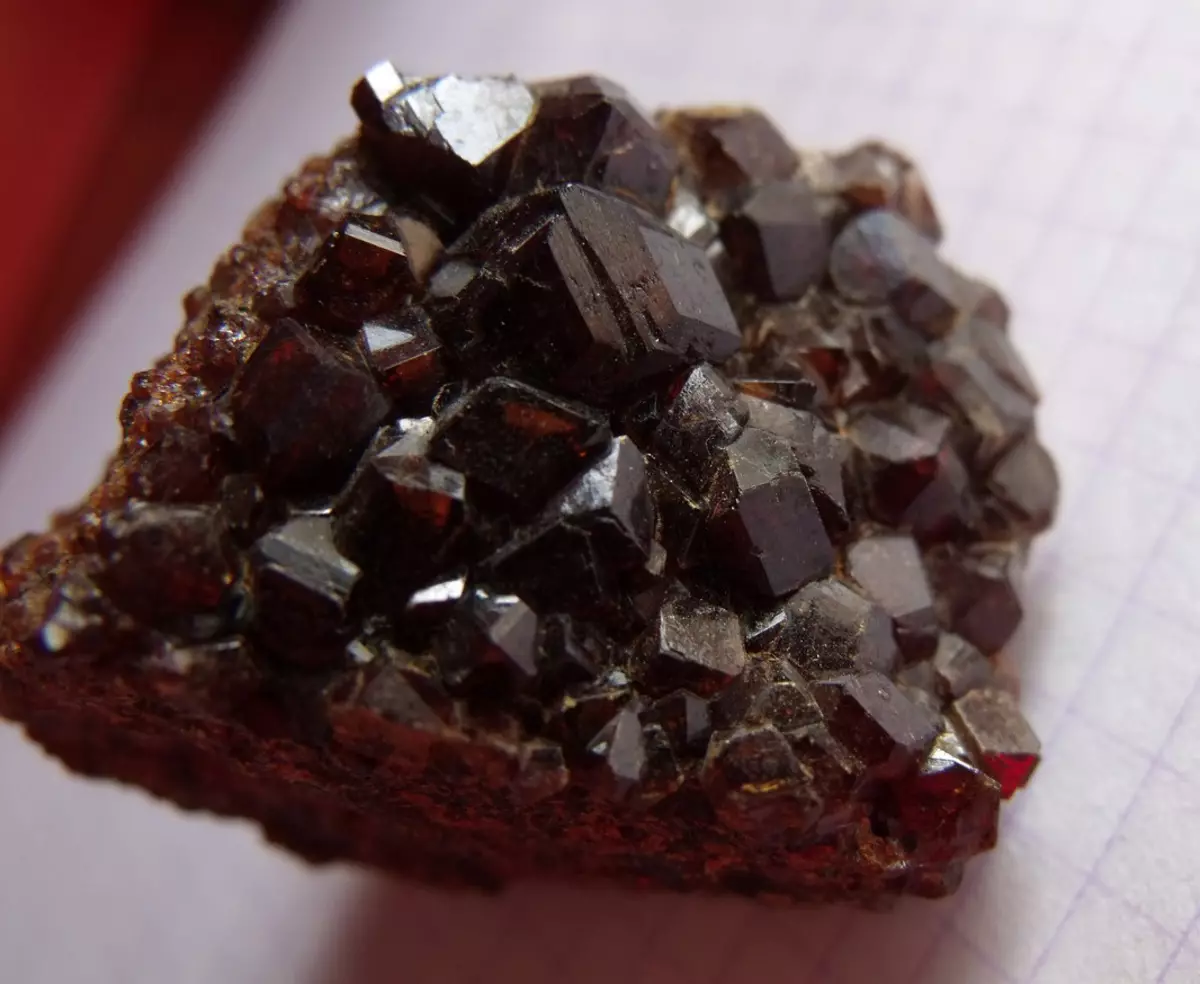 Granat (60 fotografij): Je to dragocen ali poldragi kamen? Magic in Terapevtske lastnosti granate, vrste minerala, njegov pomen za žensko 3312_16