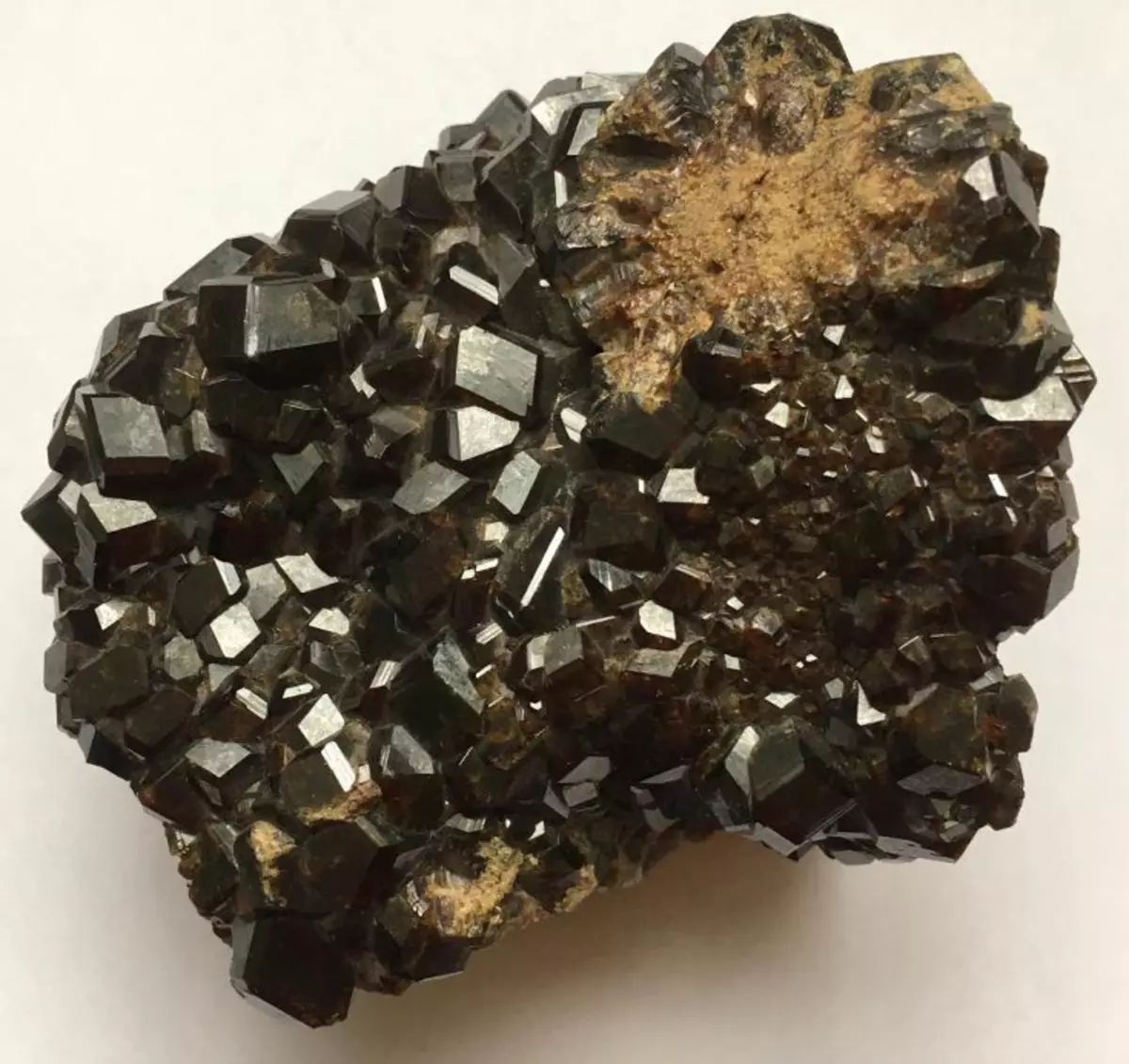 Granat (60 fotografij): Je to dragocen ali poldragi kamen? Magic in Terapevtske lastnosti granate, vrste minerala, njegov pomen za žensko 3312_17