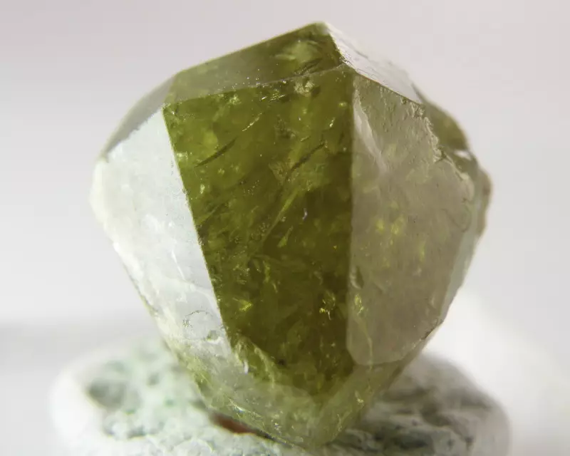 انار (60 تصاویر): کیا یہ ایک قیمتی یا نیم قیمتی پتھر ہے؟ ایک گرینڈ کے جادو اور علاج کی خصوصیات، معدنیات کی اقسام، ایک عورت کے لئے اس کا مطلب 3312_19