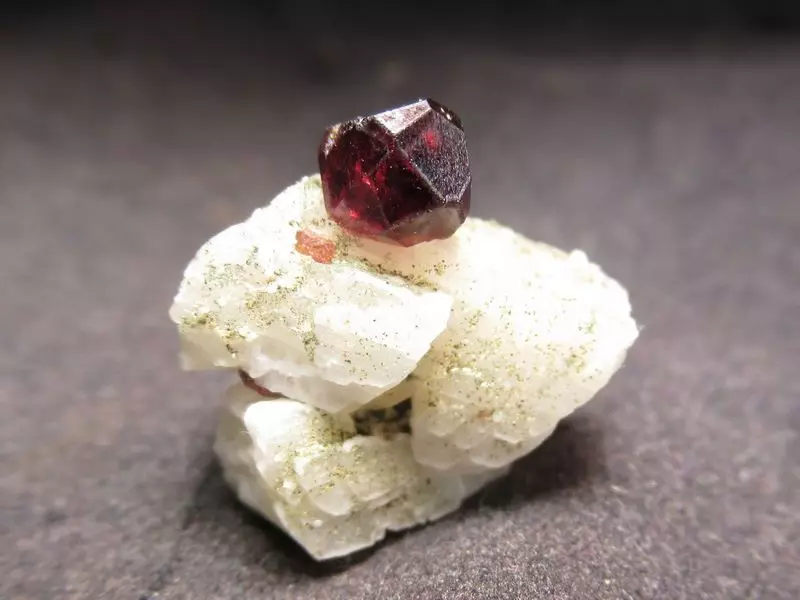 Granat (60 fotografij): Je to dragocen ali poldragi kamen? Magic in Terapevtske lastnosti granate, vrste minerala, njegov pomen za žensko 3312_26