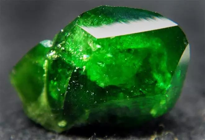 Granat (60 fotografij): Je to dragocen ali poldragi kamen? Magic in Terapevtske lastnosti granate, vrste minerala, njegov pomen za žensko 3312_29