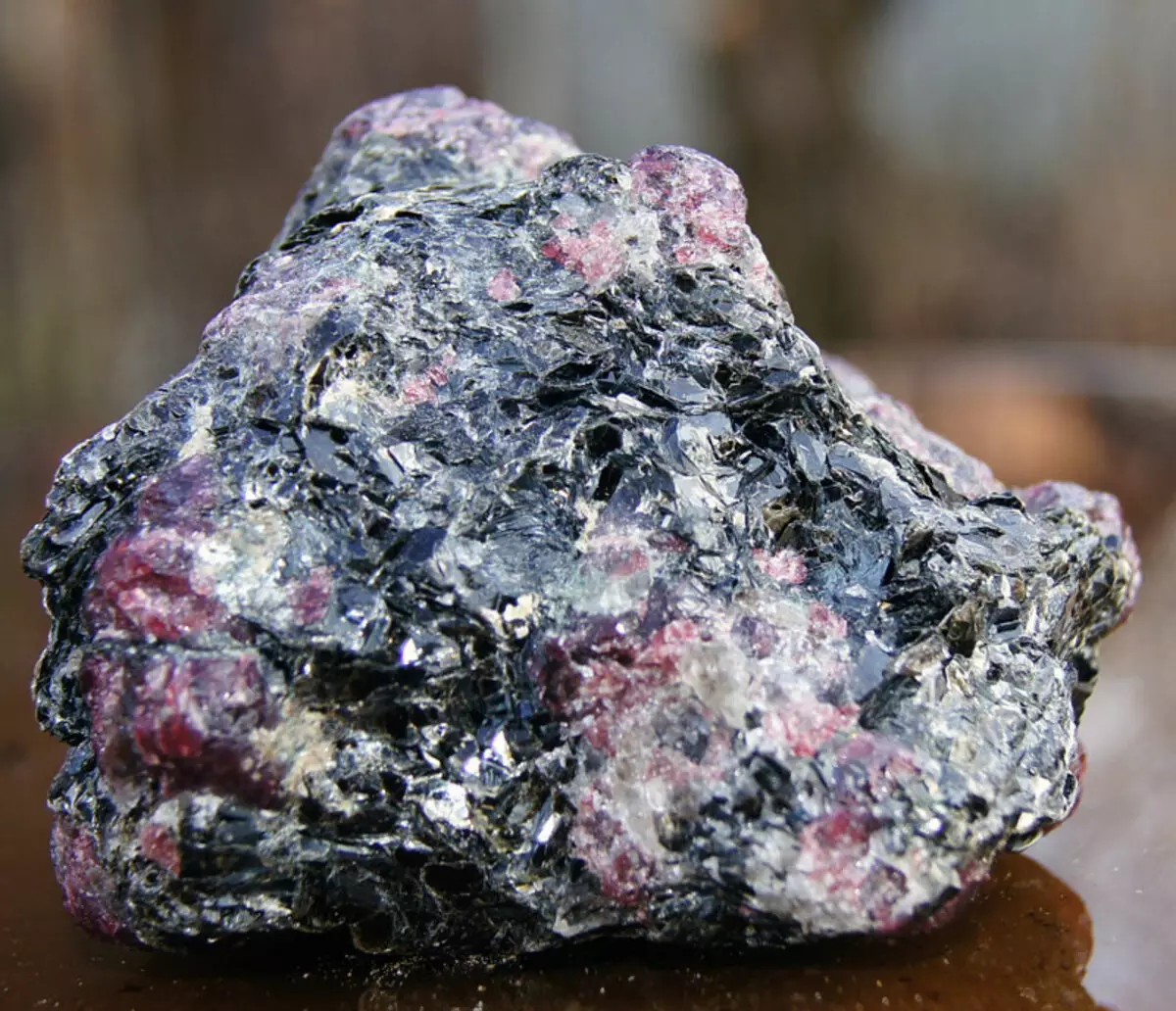 Granat (60 fotografij): Je to dragocen ali poldragi kamen? Magic in Terapevtske lastnosti granate, vrste minerala, njegov pomen za žensko 3312_31