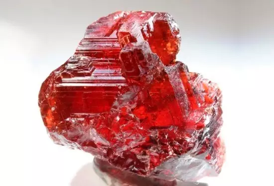 Pomegranate (60 bilder): Er det en dyrebar eller semi-dyrebar stein? Magiske og terapeutiske egenskaper av en granat, typer mineral, dens betydning for en kvinne 3312_9
