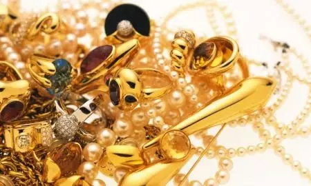 Gouden earringen (137 foto's): moade-earringen 2021 yn 'e foarm fan katten, ringen, flinters en noas foar froulju mei pearel en giel goud 3317_105