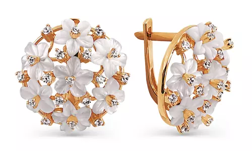 Gold Earrings (137 mga larawan): Fashion Earrings 2021 sa anyo ng mga pusa, singsing, butterflies at ilong para sa mga kababaihan na may perlas at dilaw na ginto 3317_12