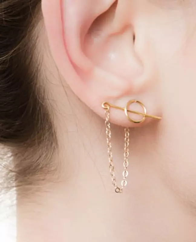 Guld øreringe (137 Billeder): Mode øreringe 2021 i form af katte, ringe, sommerfugle og næse til kvinder med perle og gul guld 3317_124