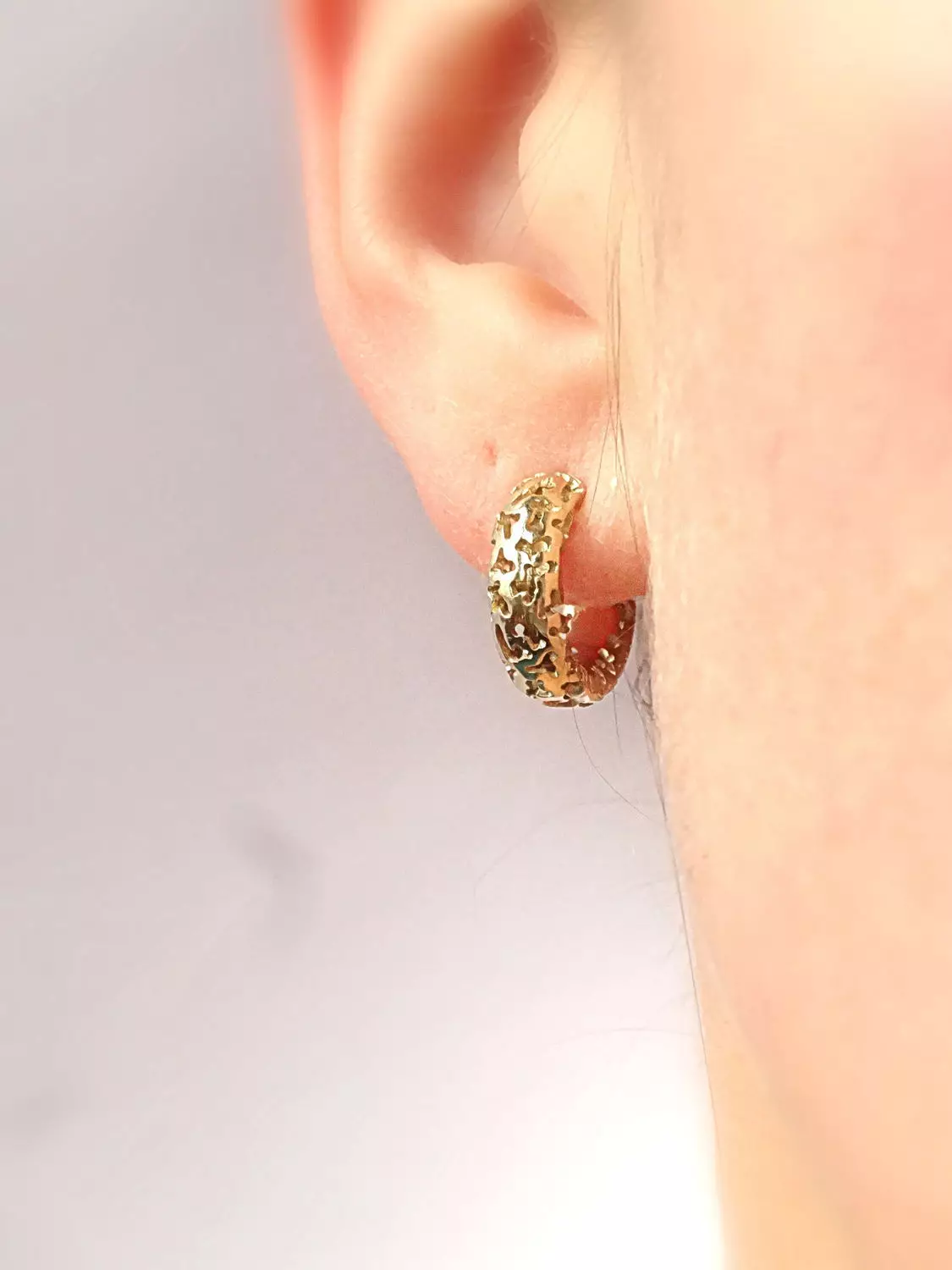 Gold earrings (137 photos): Fashion earrings 2021 in the form of cats, rings, butterflies and nose for women with pearl and yellow gold 3317_133