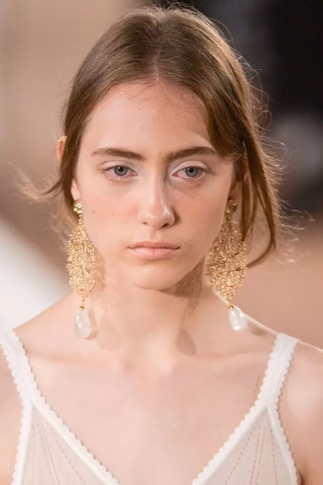 Guldörhängen (137 bilder): Fashion Örhängen 2021 i form av katter, ringar, fjärilar och näsa för kvinnor med pärla och gult guld 3317_4