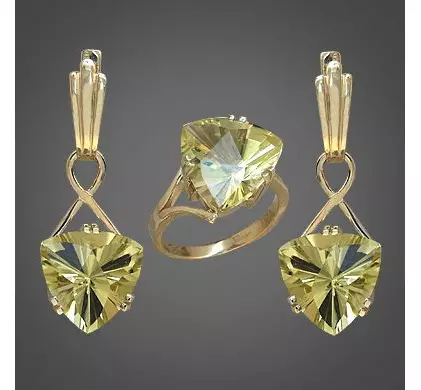 Pendientes de oro (137 fotos): Pendientes de moda 2021 en forma de gatos, anillos, mariposas y nariz para mujeres con perla y oro amarillo. 3317_56