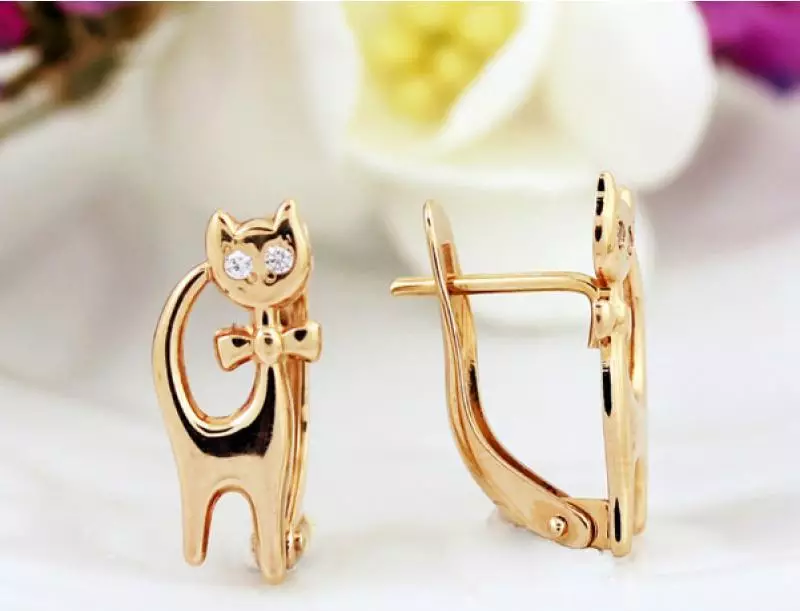 EARRING GOLD (137 Foto): Anting Fashion 2021 dalam bentuk kucing, cincin, kupu-kupu dan hidung untuk wanita dengan mutiara dan emas kuning 3317_6